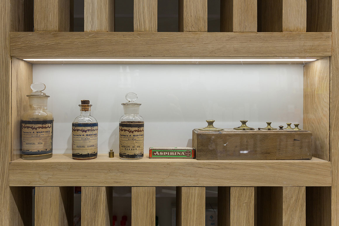 pared de madera con adornos farmacia martinez de luco en bilbao